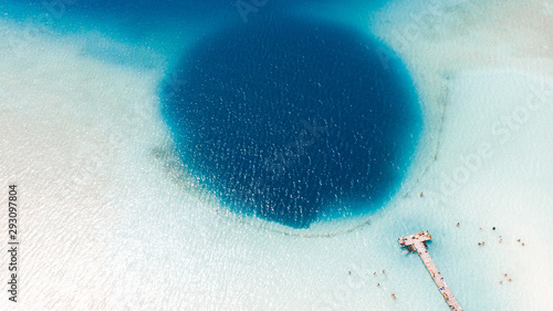 Photo Beautiful blue hole Kaan Luum lagoon in Tulum, Quintana Roo in Mexico