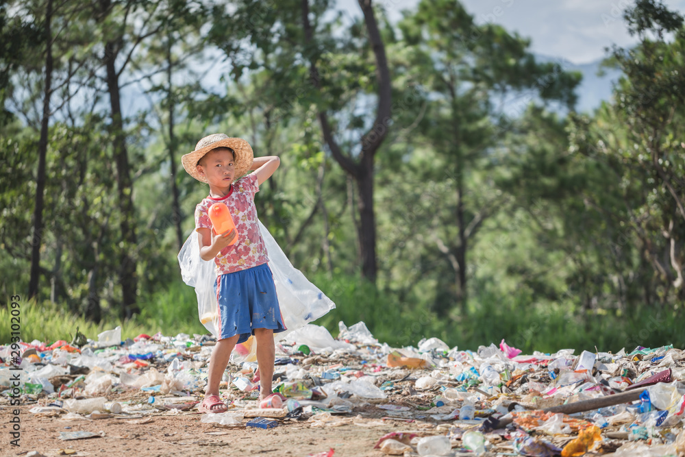 Obraz premium Children find junk for sale and recycle them in landfills, the lives and lifestyles of the poor, Poverty and Environment Concepts