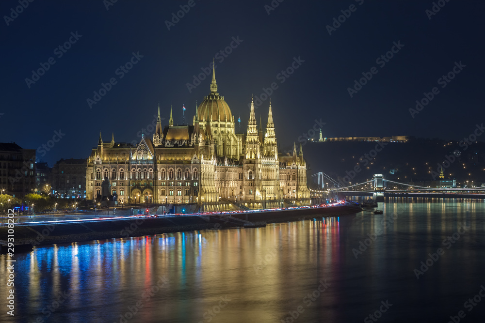 Obraz premium Incredible Evening View of Budapest parliament and Danube river at sunset, Hungary. Wonderful Cityscape with Colorful sky.