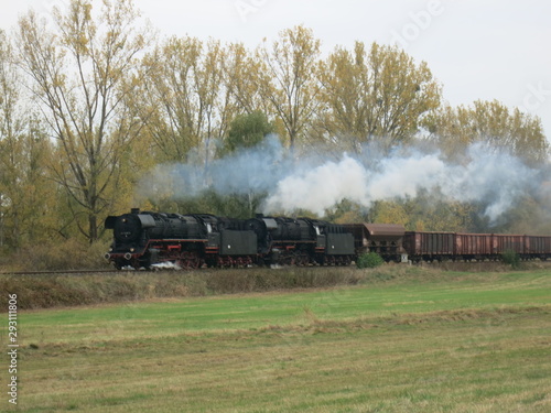 zwei Dampflokomotiven donnern über die Ebene