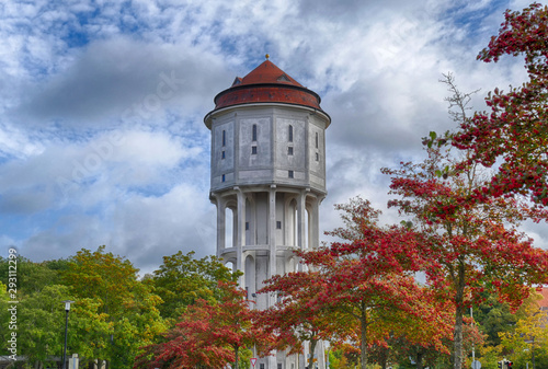 Fototapeta Historischer Wasserturm in Emden im Herbst