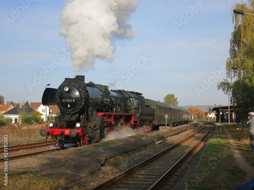 Fototapeta Naklejka Na Ścianę i Meble -  anfahrender Zug mit Dampflokomotive