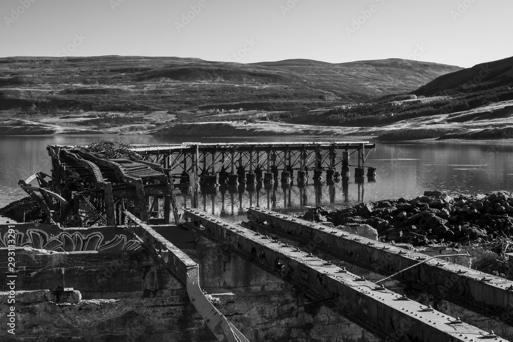 Ruinien und Überreste von Landungsbrücken der alliierten Streitkräfte aus dem 2. Weltkrieg am Foraging - Hvalfjörður /Hvalfördur 