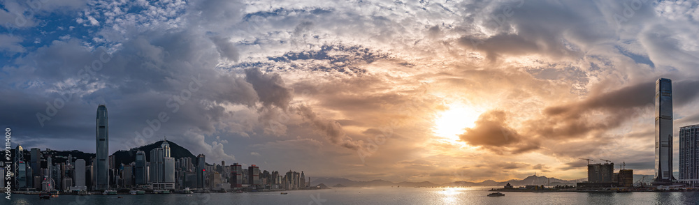Fototapeta premium Hong Kong Victoria Harbor night view with junk ship on foreground