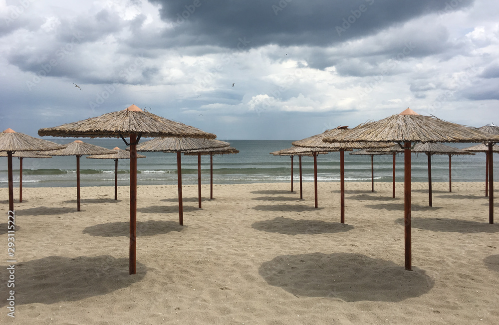 Sonnenschirme am Strand von Varna