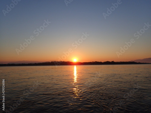 国境のメコン川の日の出 © nori