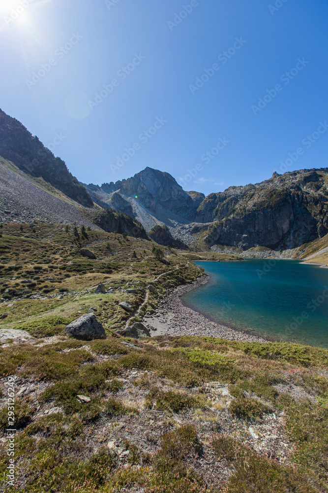 Lac de montagne Ilheou dans les Pyrénées à Cauterets