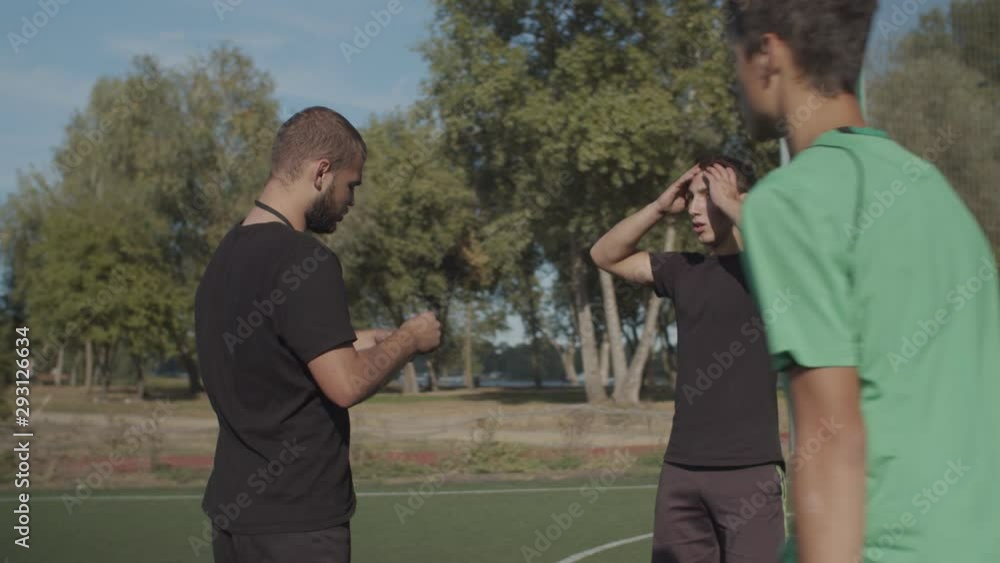 Vidéo Stock Angry football team arguing with referee after teammate