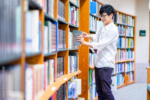 図書館で勉強をする男性