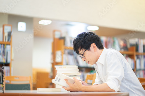 図書館で勉強をする男性