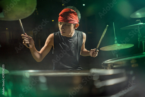 Fotografi young boy as rock band drummer