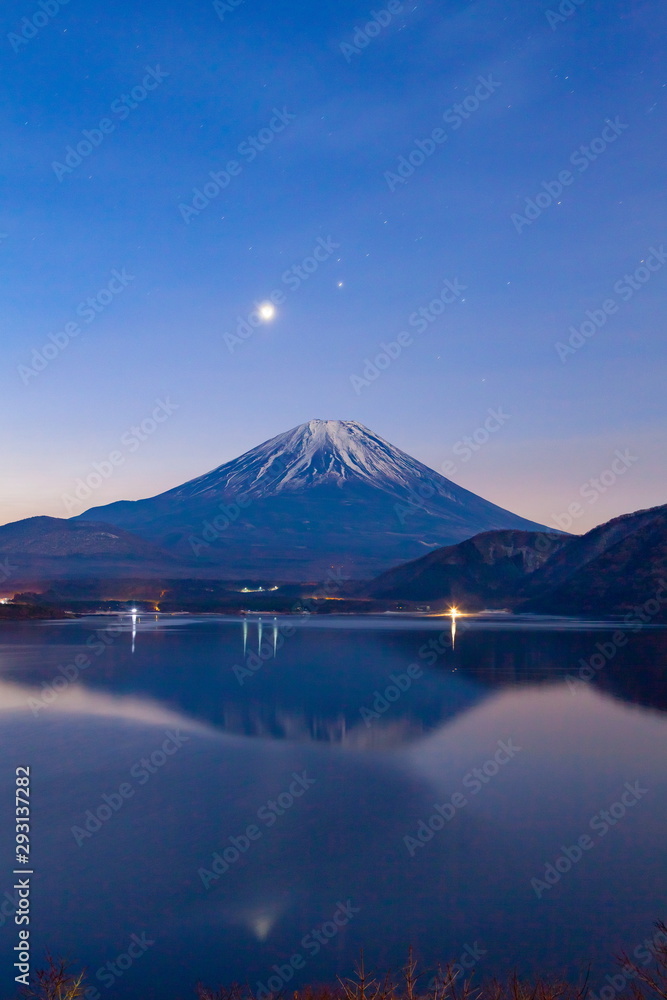 夜明けの富士山、山梨県本栖湖にて