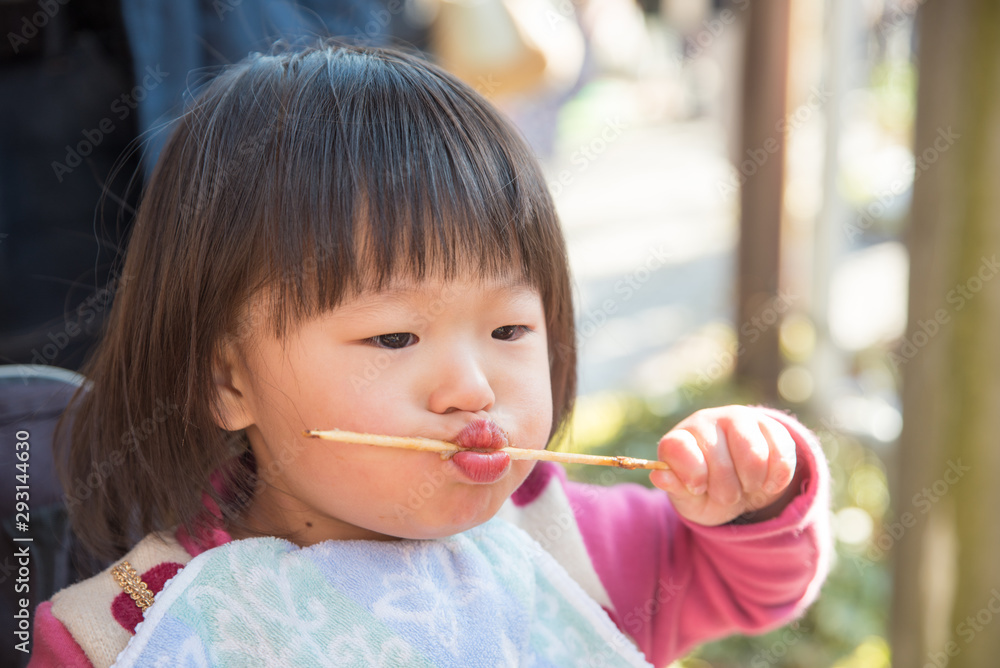 2-year-old Japanese schoolchildren eating dumplings 2-year-old Japanese schoolchildren eating dumplings
