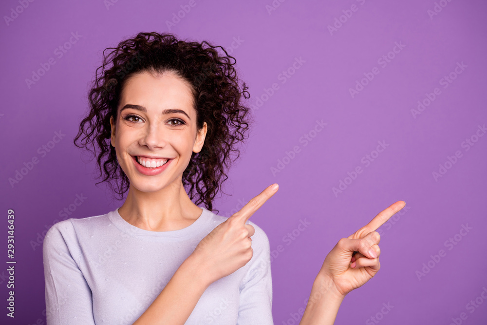 Obraz premium Photo of amazing wavy lady indicating finger to empty space advising flack friday low prices shopping wear pullover isolated purple color background