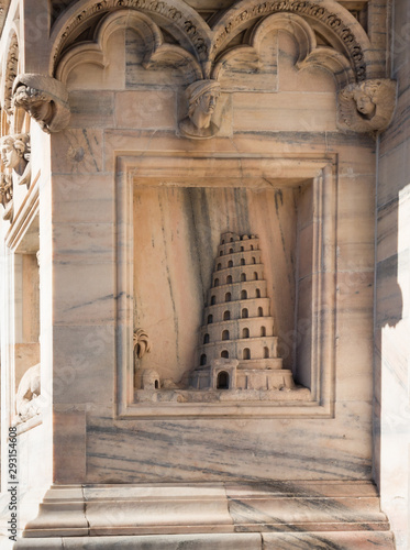 Foto Ornate relief on facade of Milan Catehdral in Italy showing the Babel tower