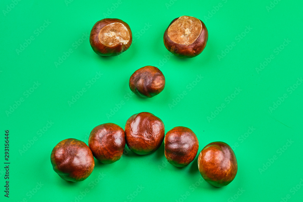 Obraz premium Sad expressed face with chestnut seeds