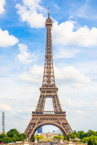 Der Eiffelturm in Paris an einem wunderschönen Tag im Sommer mit blauem Himmel im Hintergrund