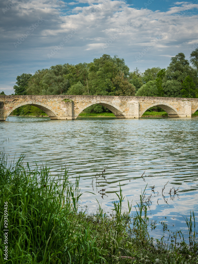 Fototapeta premium The Buriano bridge over the Arno river in Italy