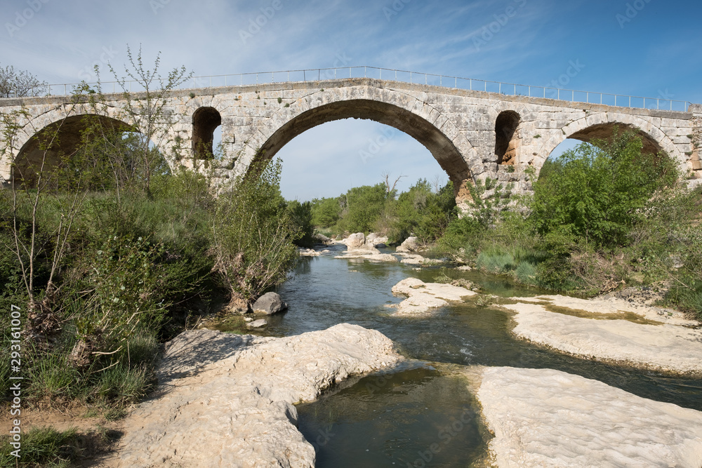 Alte romanische Brücke Pont St. Julien in der Provence, Frankreich