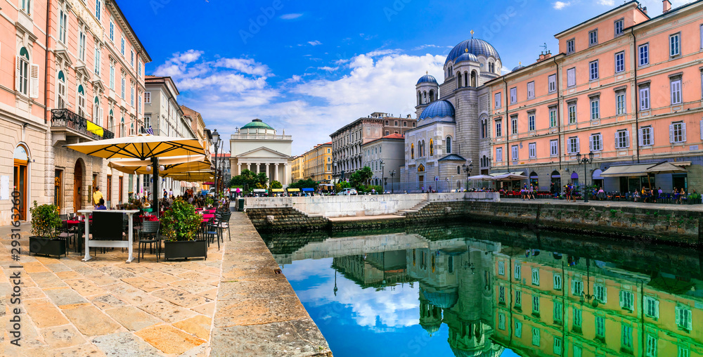 Fototapeta Zabytki i piękne miejsca (miasta) północnych Włoch - elegancki Triest z uroczymi uliczkami i kanałami