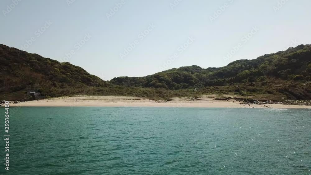 美しいエメラルドの海 海上から砂浜を望む 太陽の反射 空撮 右にトラック 遠景 低空 v22_00310(DJI_0068_3) 美しいエメラルドの海 海上から砂浜を望む 太陽の反射 空撮 右にトラック 遠景 低空 v22_00310(DJI_0068_3)