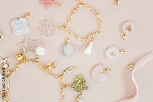 Fényképezés Girls christmas present 24 days of jewelry necklace and bracelet charms in gold