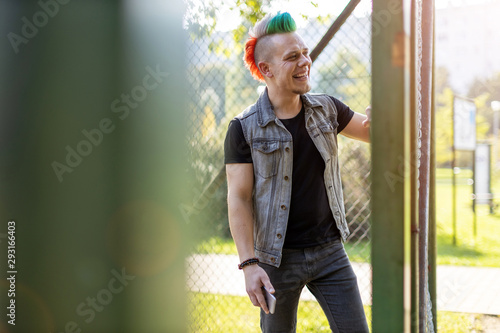 Photos Portrait of a cool young man with pink mohawk