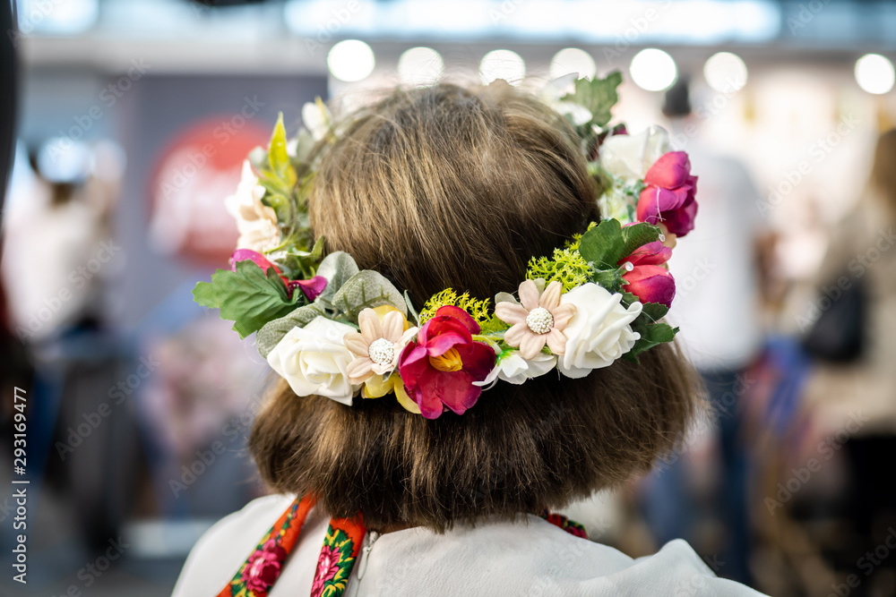 Naklejka premium Polish woman in traditional polish folk dress wearing a flower crown.
