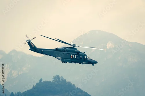 Obraz Wojskowy helikopter w locie w profilu