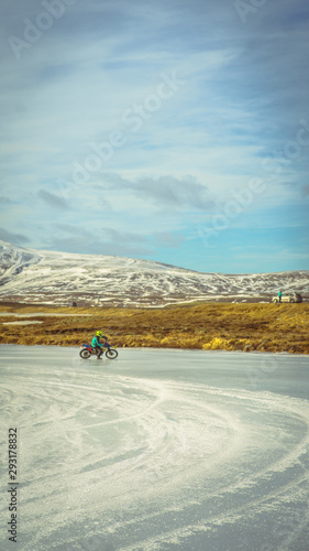 Motoristas en lago congelado photo