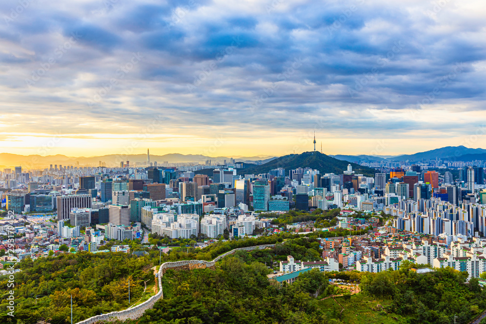 Fototapeta premium Sunrise of Seoul viewpoint from Inwangsan mountain in Seoul, South Korea.