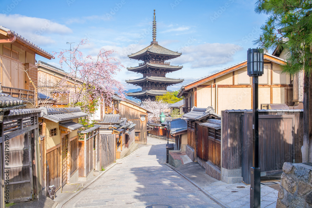 Fototapeta premium widok na ulicę kioto, japonia wiosną