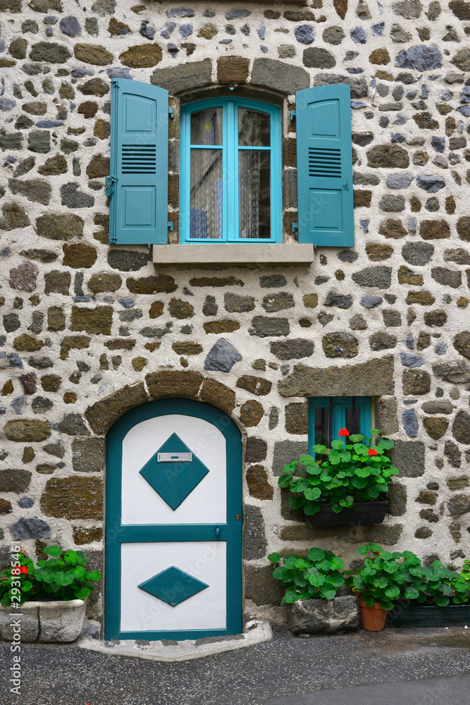 Naklejka premium Maison de pierre fleurie et aux couleurs émeraude, département de la Haute-Loire en région Auvergne-Rhône-Alpes, France