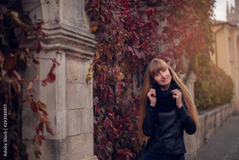 Obraz premium beautiful young woman traveling