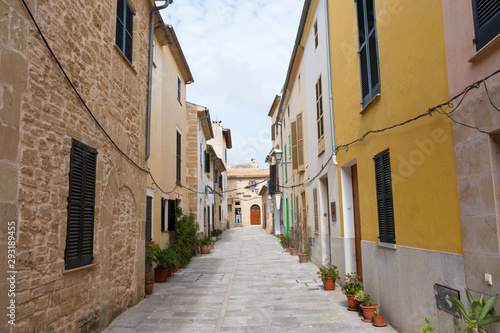 Fototapeta Naklejka Na Ścianę i Meble -  narrow street of Alcudia on the island of Mallorca