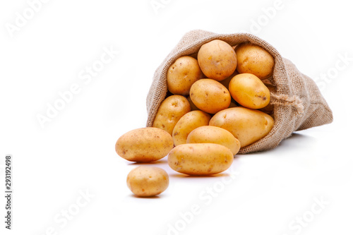 Kartoffeln in Jutesack auf Wei  em Hintergrund