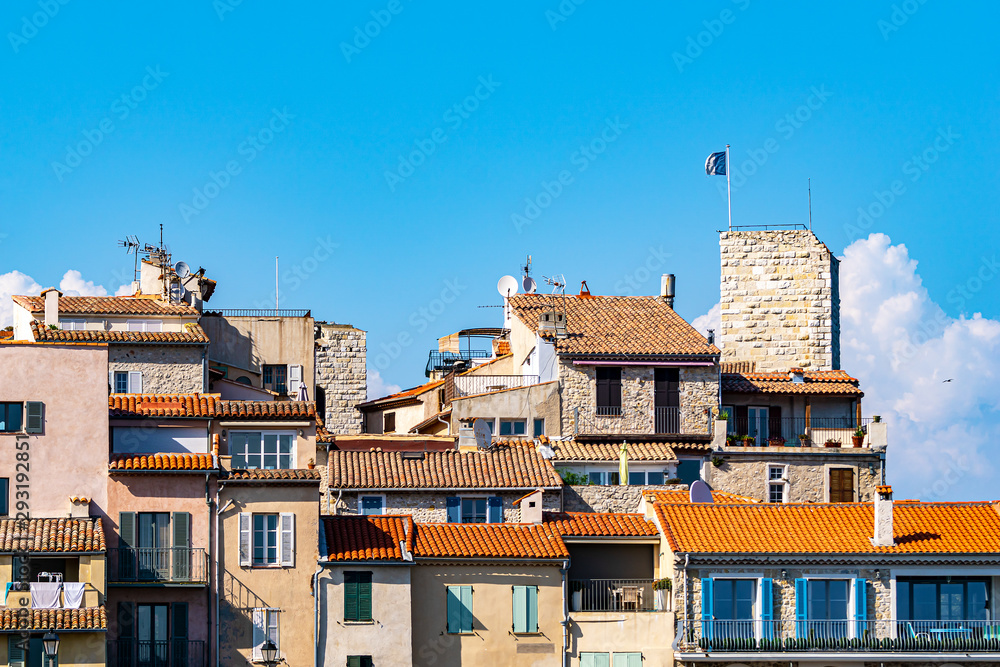 Häuser und Dächer einer Stadt in Südfrankreich