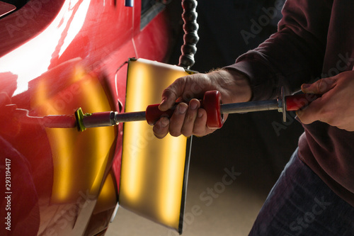 Quadro su tela Repairing car dent after the accident by paintless dent repair