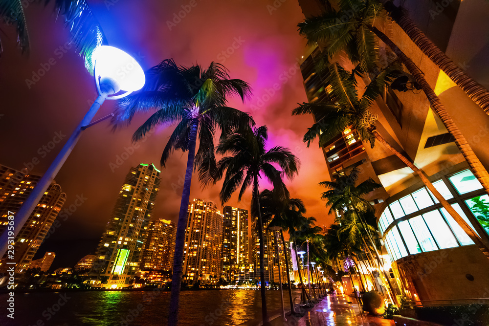 Fototapeta premium Kolorowa noc w Miami Riverwalk