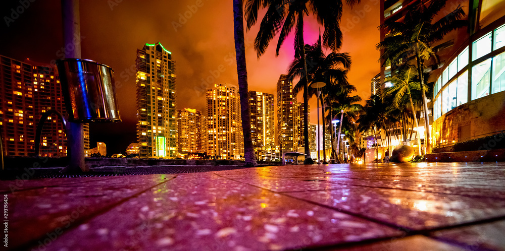 Naklejka premium Miami Riverwalk nocą. Floryda, USA