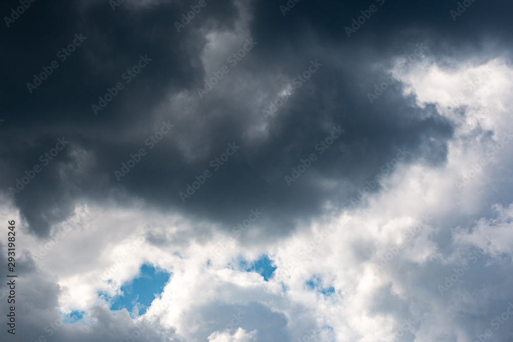 Obraz premium gloomy stormy sky with dark clouds