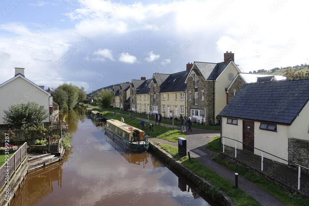 Obraz premium houses on the river (brecon beacons national park, the canal in Brecon) )