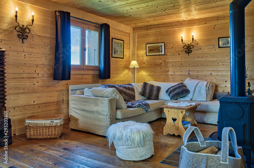 Salon avec poêle dans un chalet de montagne, Haute-Savoie, France