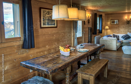 Table dressée pour deux personne dans un chalet de montagne, Haute-Savoie, France