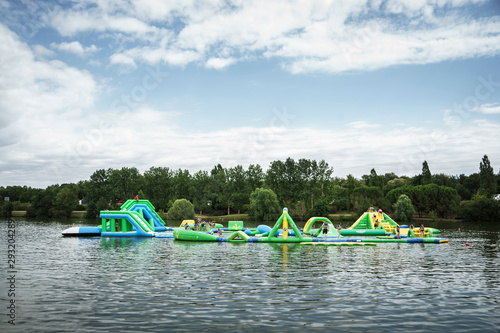 Structure gonflable, parcours d'obstacles