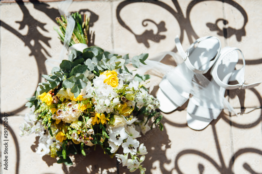 Obraz premium Wedding bouquet from beautiful flowers: pink roses, white and pink ranunculus