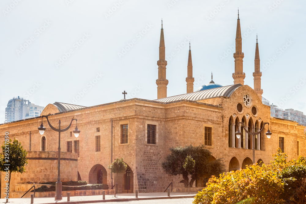 Naklejka premium Katedra Saint Georges Maronite i meczet Mohammada Al-Amina w tle w centrum Bejrutu w Libanie