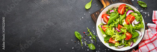 Obraz na płótnie Green salad from leaves and tomatoes.