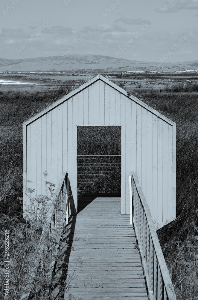Obraz premium A door facade on a bridge in Alviso, California public park