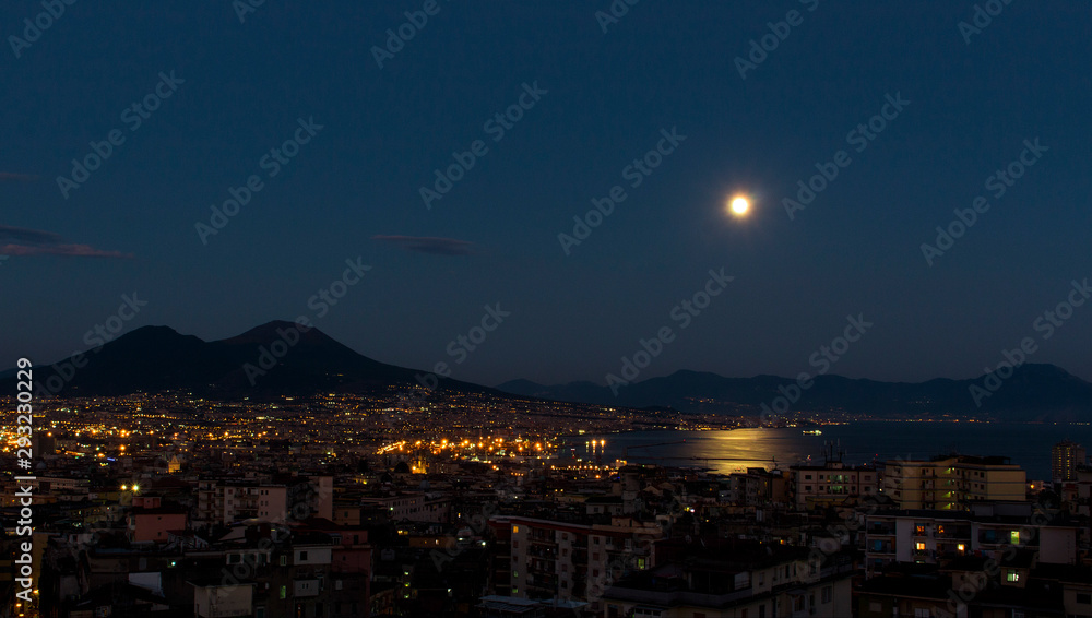 Napoli con Vesuvio fotografati di notte
